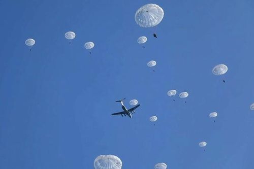 1.200 lính dù Nga cùng đổ bộ đường không