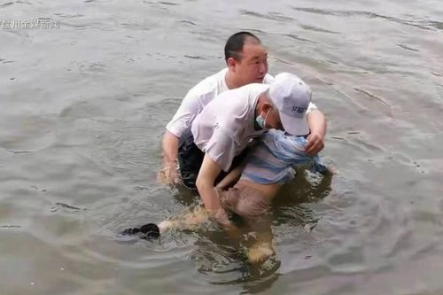 Cụ ông 81 tuổi nhảy xuống hồ, cứu bé trai đuối nước