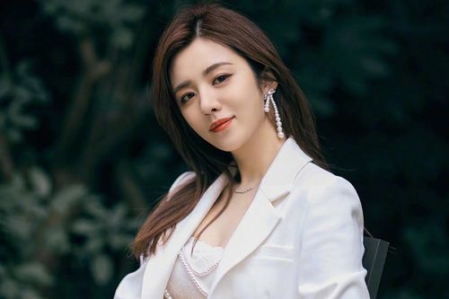 Nhan sắc người đẹp vướng tin cưới Hồ Ca