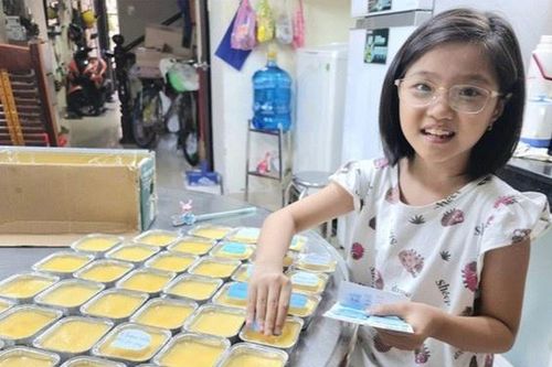 Bé lớp 3 ở TP.HCM bán bánh, ủng hộ quỹ vaccine Covid-19