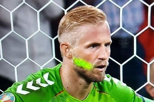 UEFA ra án phạt sau vụ Schmeichel bị chiếu laser