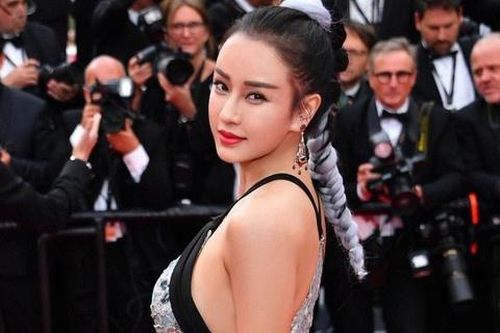 Những hình ảnh phản cảm trên thảm đỏ LHP Cannes
