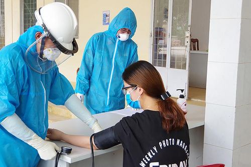 Xét nghiệm nhanh Covid-19 người từ vùng dịch khi đến Sóc Trăng