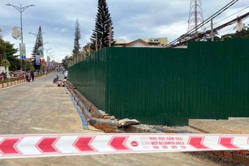 Khẩn cấp gia cố khu vực sạt lở trên tuyến đường cửa ngõ vào Đà Lạt