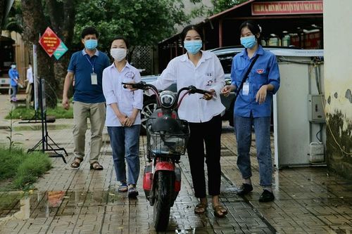 Nữ sinh 3 năm 'làm xe đạp ôm' chắp ước mơ cho bạn