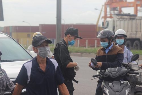 'Căng mình' bám chốt kiểm soát dịch Covid-19