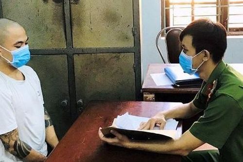 Phá cửa xông vào bắt tên cướp cầm kiếm cố thủ trong nhà