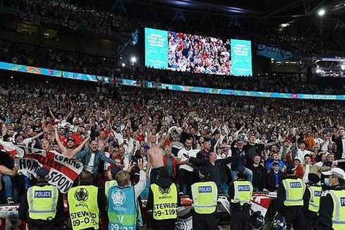 Để lọt hàng trăm CĐV lậu vé, an ninh sân Wembley buộc phải tăng cường cho trận chung kết