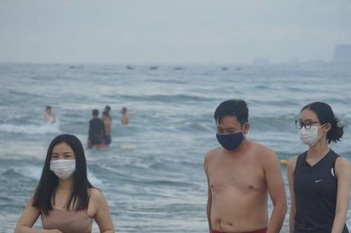 Người Đà Nẵng thỏa thích ra biển sau những ngày cấm tắm
