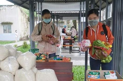 Phiên chợ 0 đồng giúp sinh viên khó khăn trong mùa dịch