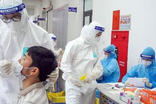Cận cảnh CDC Hà Nội lấy mẫu xét nghiệm COVID - 19 người dân về từ TP.HCM