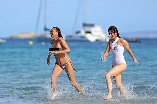 Vợ cũ tay vợt huyền thoại Boris Becker để ngực trần tắm biển gây sốc
