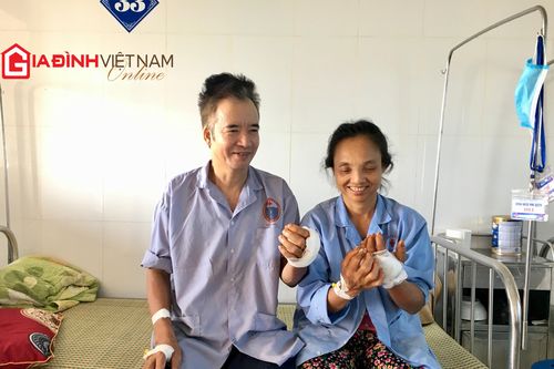 Cú phản đòn của rắn hổ mang khiến vợ chồng già chung xe nhập viện