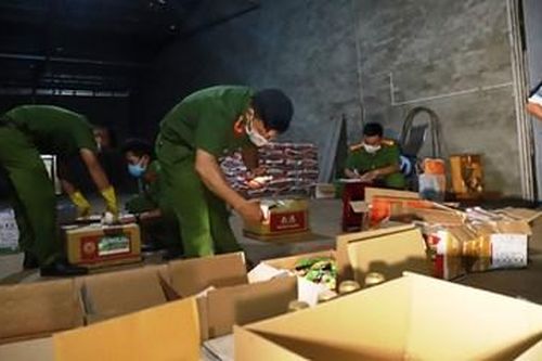 Khởi tố, tạm giam đối tượng buôn bán hàng cấm với số lượng lớn