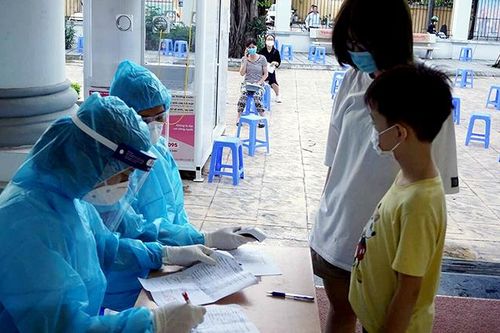 Lấy mẫu xét nghiệm COVID-19 những người trở về từ TP Hồ Chí Minh