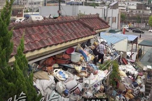 Lý do đau lòng khiến cụ ông 75 tuổi tích trữ 150 tấn rác trong nhà