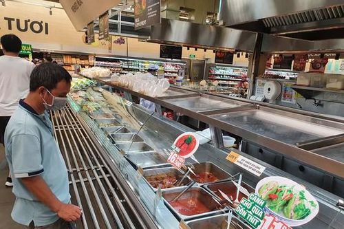 Khách vét sạch bánh mì, thịt kho, cơm chiên ở siêu thị, cửa hàng tiện lợi TPHCM