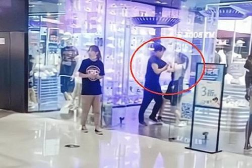 Cặp đôi một già một trẻ đánh nhau giữa trung tâm thương mại, nguyên nhân khiến dân tình ngao ngán
