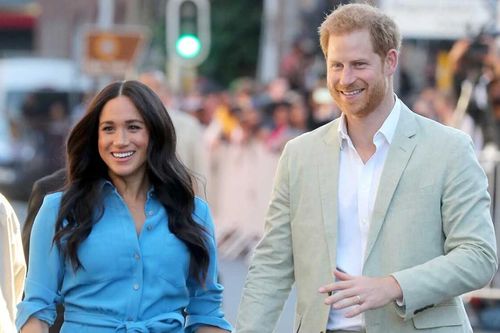 8 lần Harry và Meghan phá vỡ quy tắc Hoàng gia gây chấn động báo giới, fan lắc đầu ngán ngẩm
