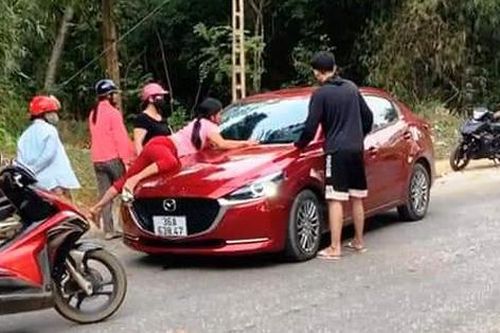 Chồng phóng ô tô bạt mạng mặc cho vợ bám nắp capo gào thét