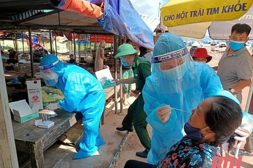 Xét nghiệm sàng lọc bằng test nhanh tại chợ xã Nghi Sơn, thị xã Nghi Sơn
