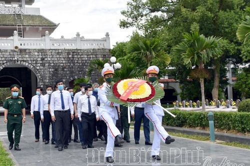 Đoàn công tác tỉnh Thanh Hóa dâng hương tưởng niệm các anh hùng liệt sĩ tại Điện Biên