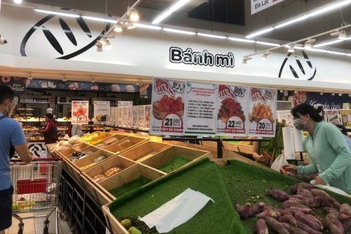 Lượng khách mua sắm tại các siêu thị tăng cao