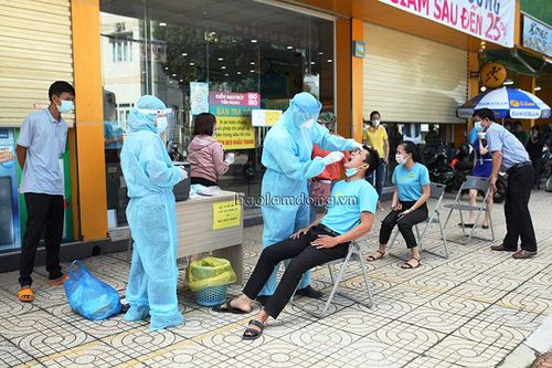 Đạ Tẻh: Xét nghiệm Covid-19 cho nhân viên trung tâm thương mại và tiểu thương