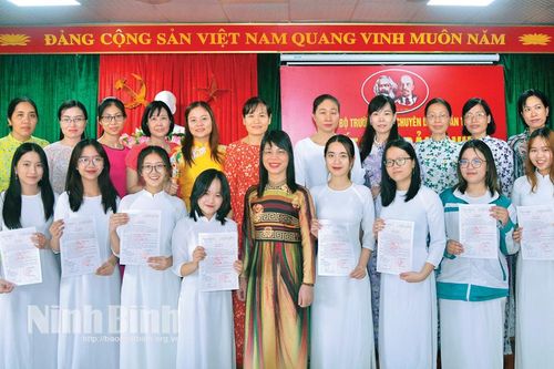 Tạo điều kiện để học sinh ưu tú được đứng trong hàng ngũ của Đảng