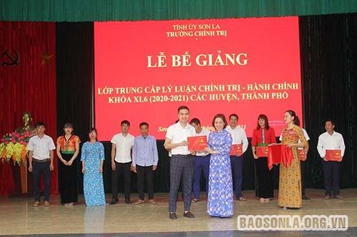 Trường Chính trị tỉnh Sơn La: Bế giảng 2 lớp Trung cấp lý luận chính trị - hành chính
