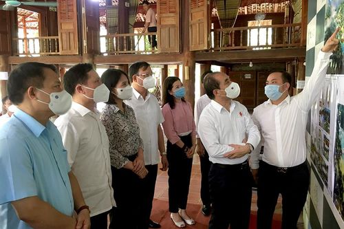 Đồng chí Bí thư Tỉnh ủy Chẩu Văn Lâm khảo sát phát triển du lịch tại thác Bản Ba