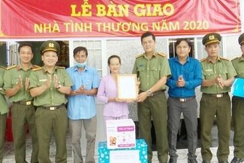 Luôn xứng đáng với niềm tin của nhân dân