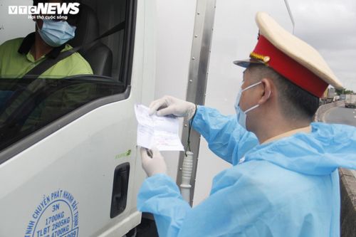 Công an TP.HCM buộc tài xế quay đầu xe vì không có giấy xét nghiệm COVID-19