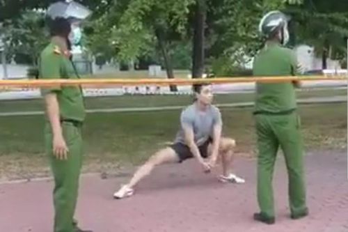 Bị nhắc nhở vẫn thản nhiên thể dục ở công viên, thanh niên bị phạt 4 triệu đồng