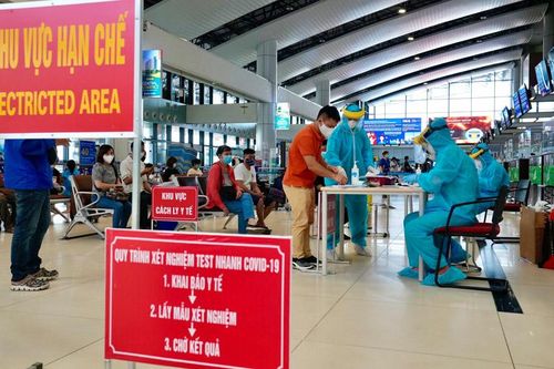 Xét nghiệm nhanh Covid-19 cho hành khách tại Cảng hàng không quốc tế Nội Bài