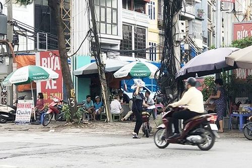 Nhiều hàng quán Hà Nội 'thả lỏng' phòng dịch