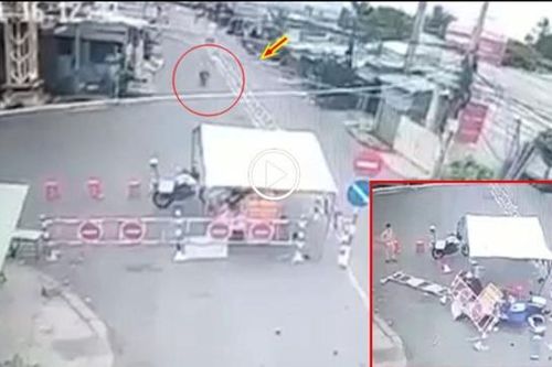 Thanh niên chạy xe máy tốc độ cao đâm xuyên chốt kiểm dịch