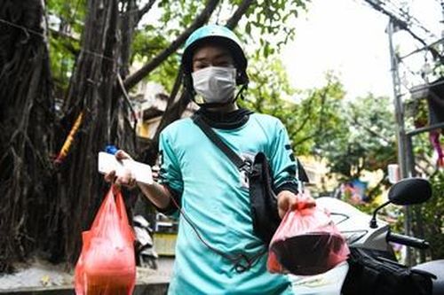 15 ngày giãn cách, nhiều người ở TP.HCM loay hoay vì không biết nấu ăn
