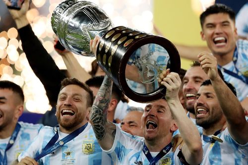 Messi nâng cao danh hiệu đầu tiên ở cấp đội tuyển