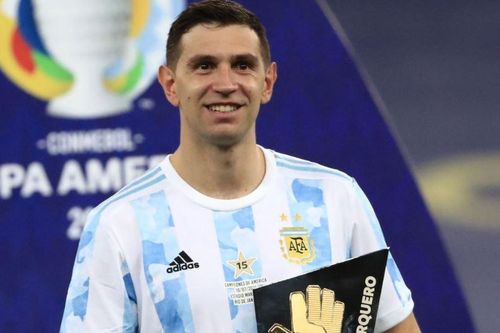 Thủ môn tuyển Argentina làm nên lịch sử trong 1 tháng