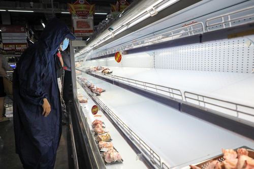 Nhiều siêu thị ở TP.HCM lại hết sạch rau củ, thịt cá