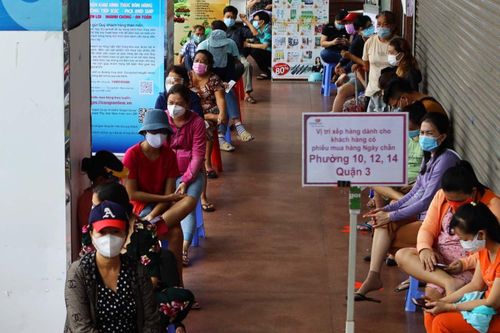 Đơn hàng online quá tải, người dân lại đổ đến siêu thị