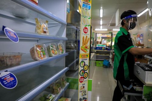 Siêu thị tiện lợi hết đồ ăn mang về từ sớm