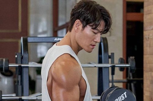 Nam ca sĩ tránh được scandal nhờ đam mê tập gym