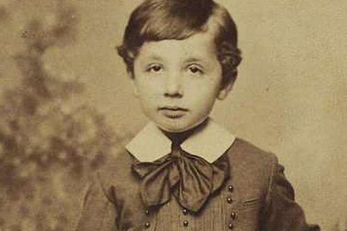 Tuổi thơ của Albert Einstein