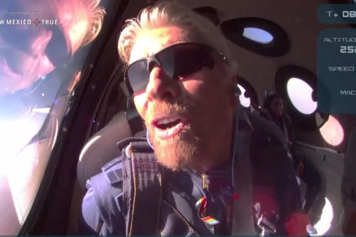 Tỷ phú Richard Branson hoàn thành chuyến bay đầu tiên vào không gian