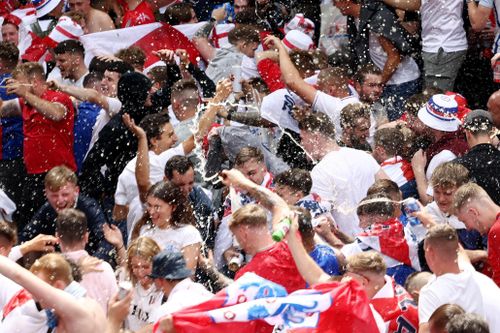 Biển người đổ về sân Wembley trước chung kết Euro 2020