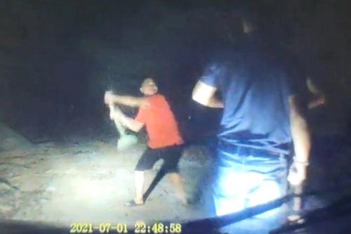 Khởi tố 2 đối tượng dùng cuốc sắt hành hung phóng viên trong đêm