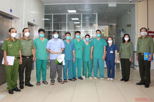 Chiến sĩ công an mắc Covid-19 xuất viện