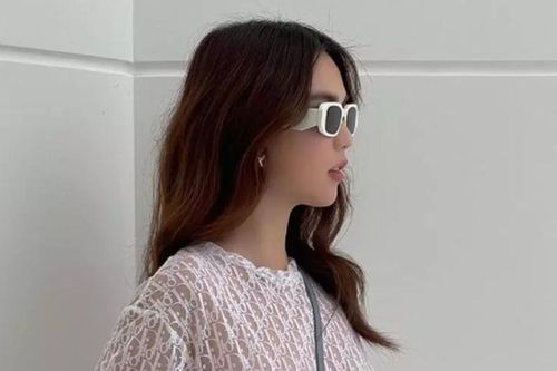 7749 lần Ngọc Trinh bị miếng dán ngực 'phản chủ'